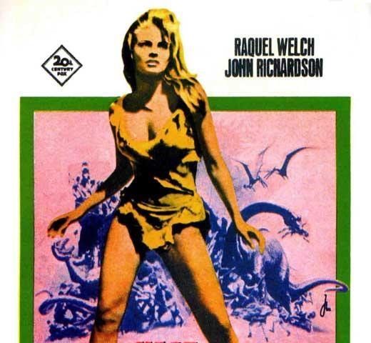 Mujer vestida con pieles sobre un fondo en el que se ven criaturas prehistóricas.