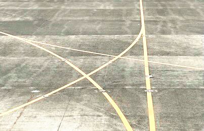 Foto de una pista de aterrizaje, en la que se destacan líneas amarillas que forman lo que parece una estrella.
