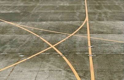 Foto de una pista de aterrizaje, en la que se destacan líneas amarillas que forman lo que parece una estrella.