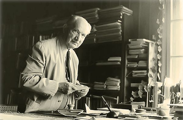 El filósofo Martin Heidegger en su escritorio junto a sus libros y apuntes.