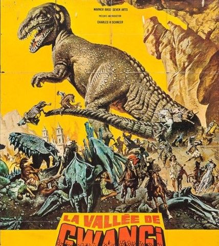 Un gran dinosaurio Rex es protagonista sobre cráneos de animales.