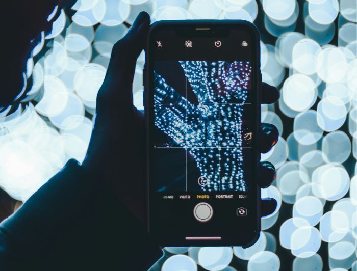 Una persona enfoca con la cámara del teléfono