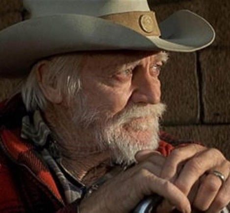 Primer plano a la cara de un anciano vaquero