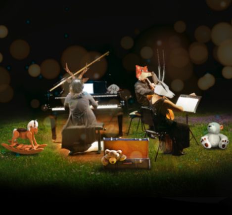 En un plano general, músicos antropomórficos tocas diferentes instrumentos musicales.