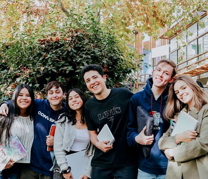 Un grupo de seis estudiantes sonriendo.