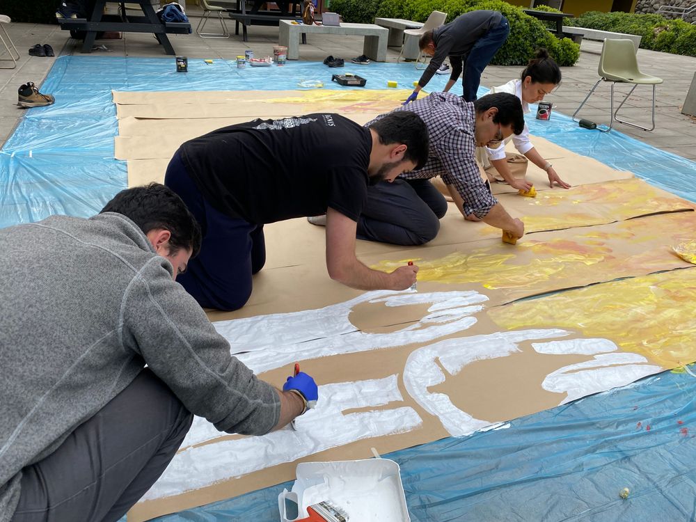 Estudiantes de teología pintando mural