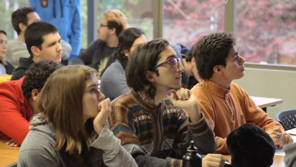 Alumnos mirando hacia la pizarra