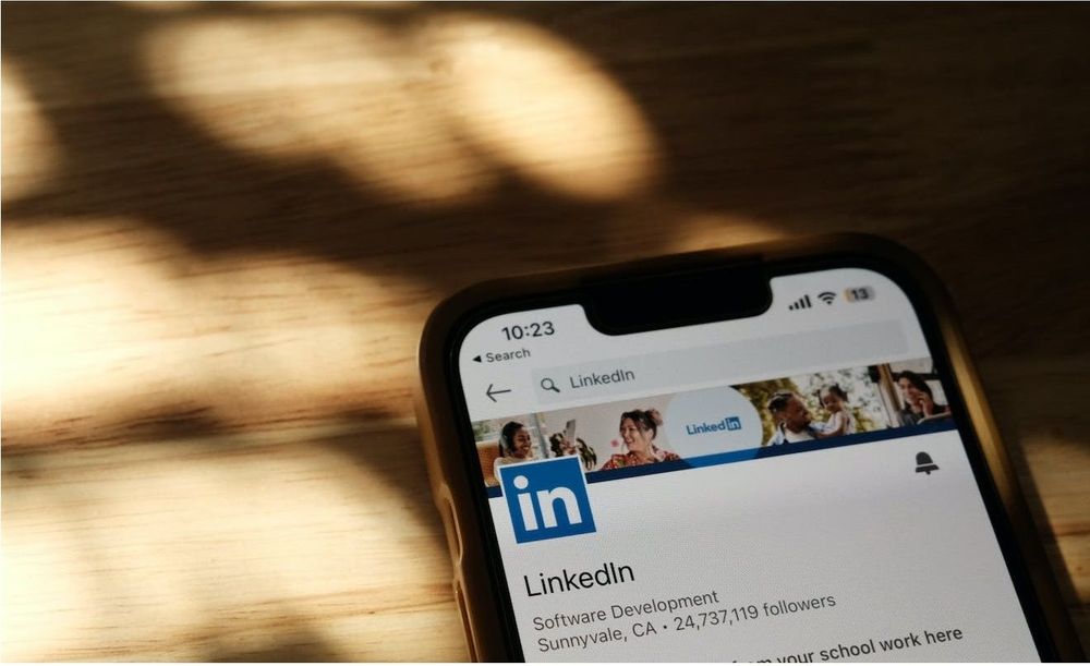Fotografía de un celular con la aplicación LinkedIn abierta