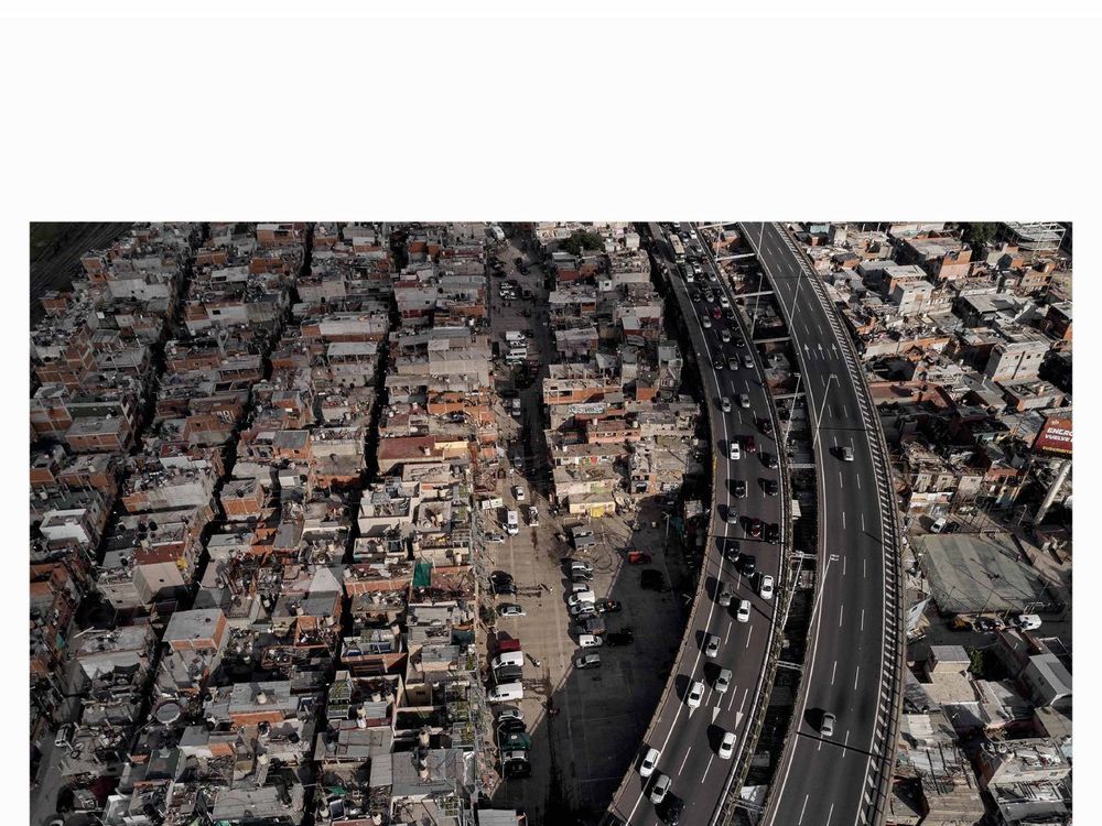 Dos autopistas, una congestionada, la otra no. A la izquierda, imagenes de la Villa 31 de Buenos Aires