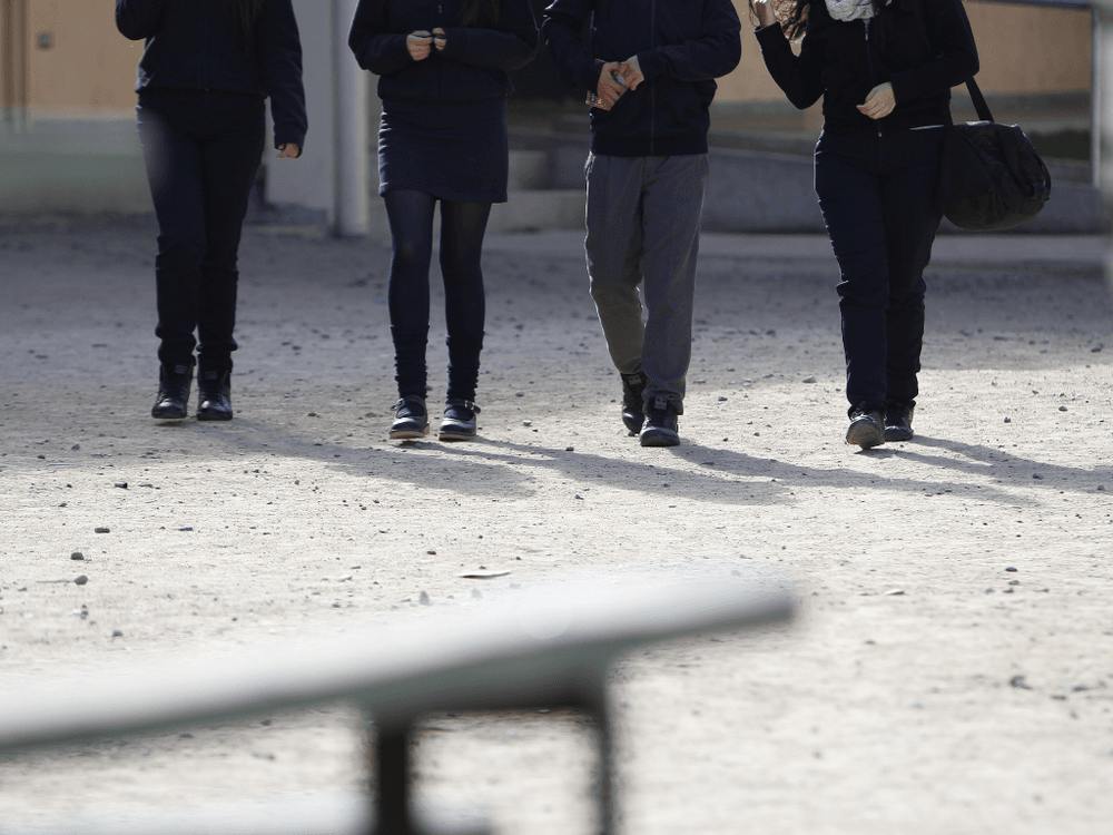 Grupo de estudiantes de Enseñanza Media caminando