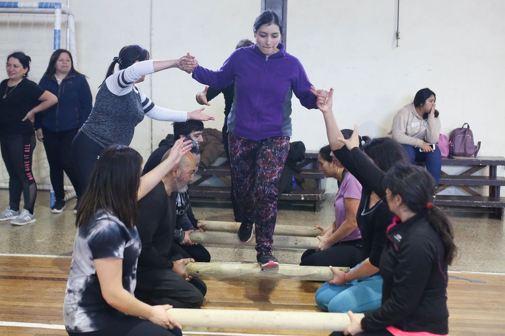 Estudiantes participan en Fit Games, en la prueba Puente de Palos