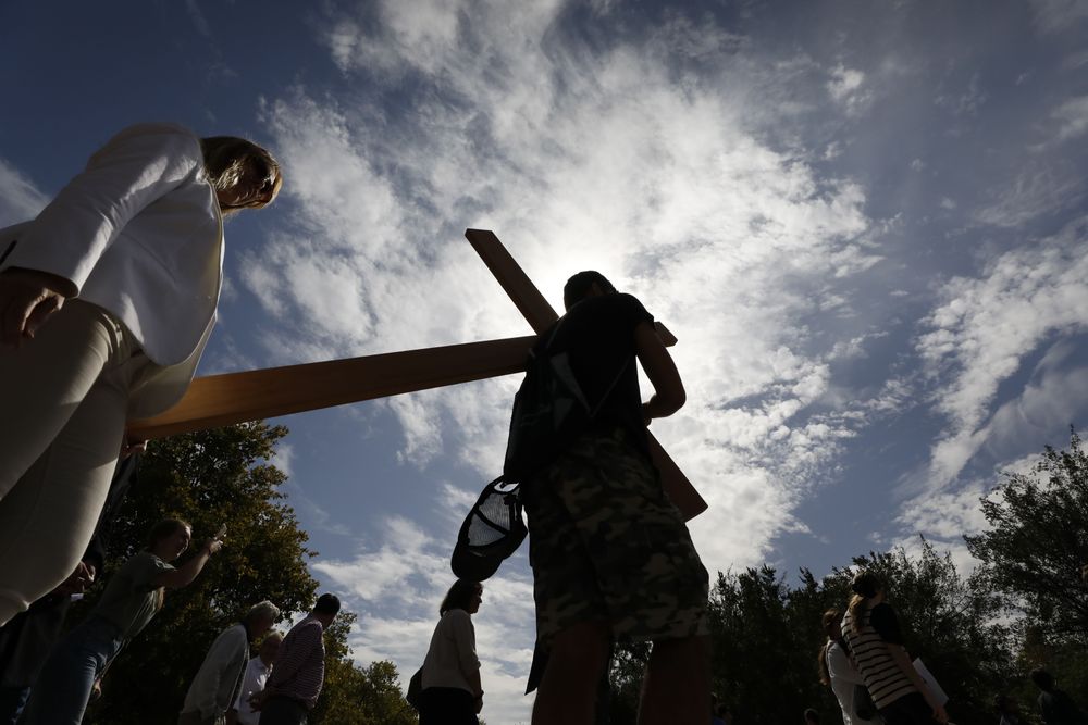 Hombre cargando una cruz
