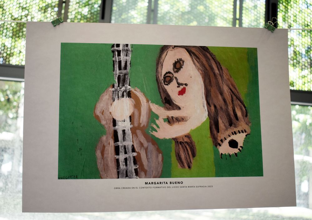 Fotografía que muestra una ilustración de un rostro con una guitarra