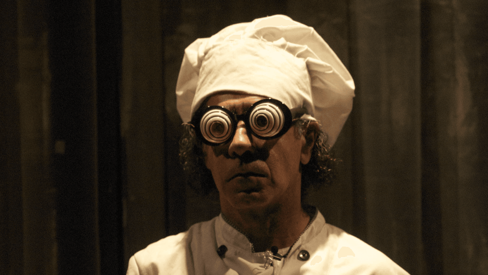 Un chef tiene lentes de ojos locos.