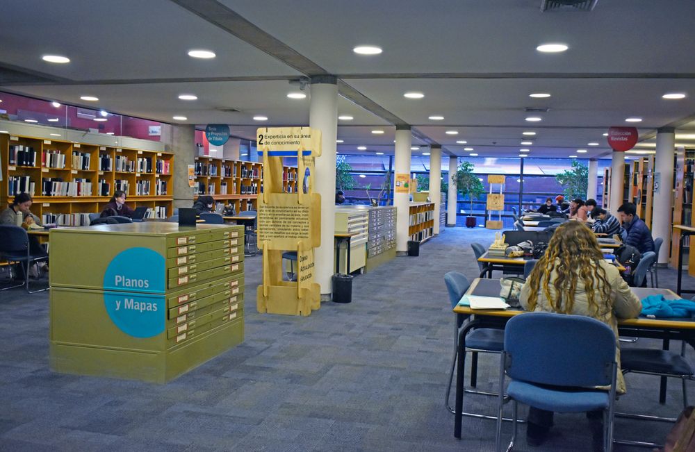 Fotografía con personas en una biblioteca