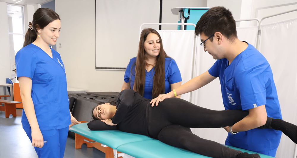 tres estudiantes de kinesiología evaluando a una persona acostada
