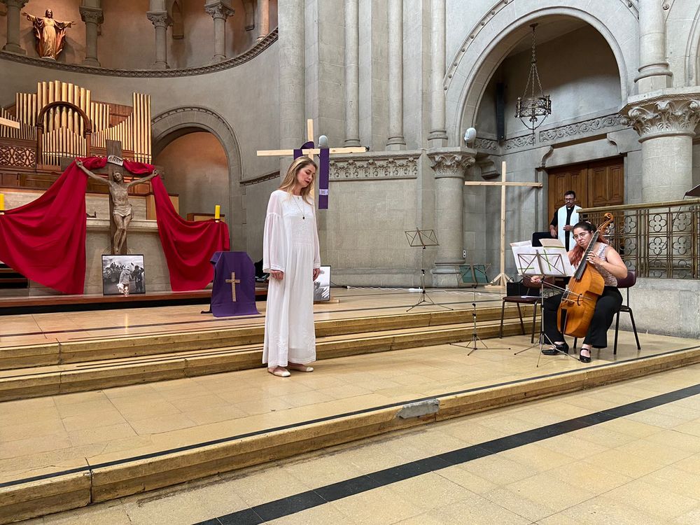 Mujer vestida de blanco, acompañada de una cellista