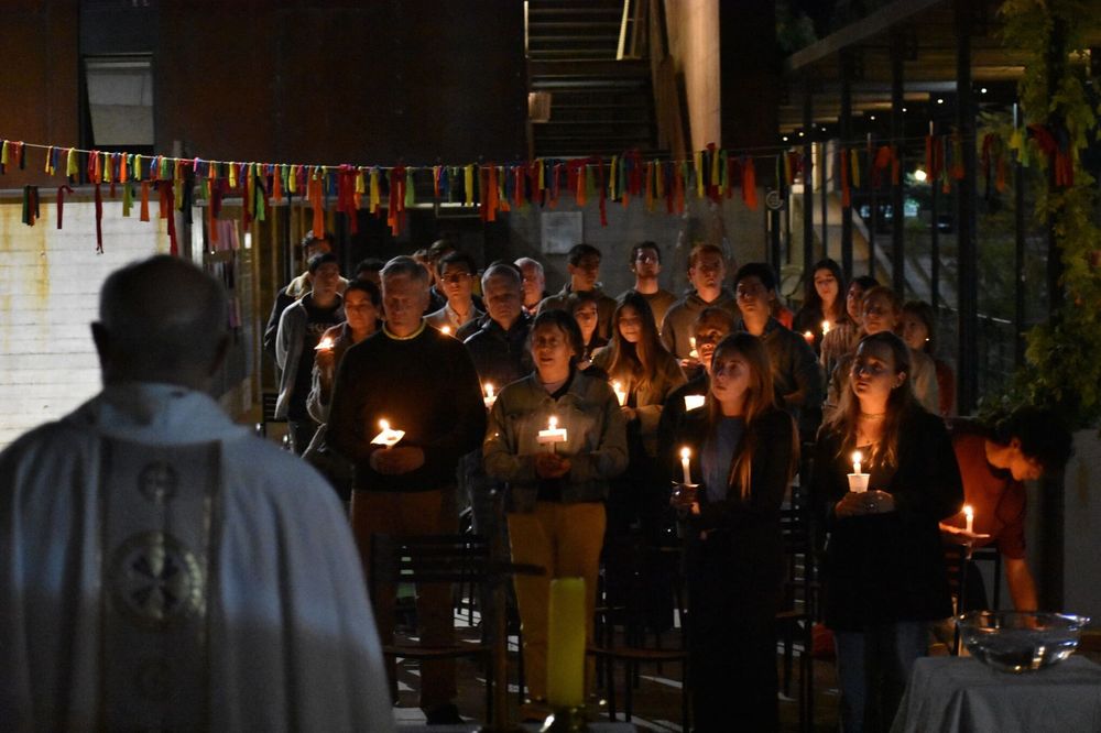 Personas en una Misa de noche