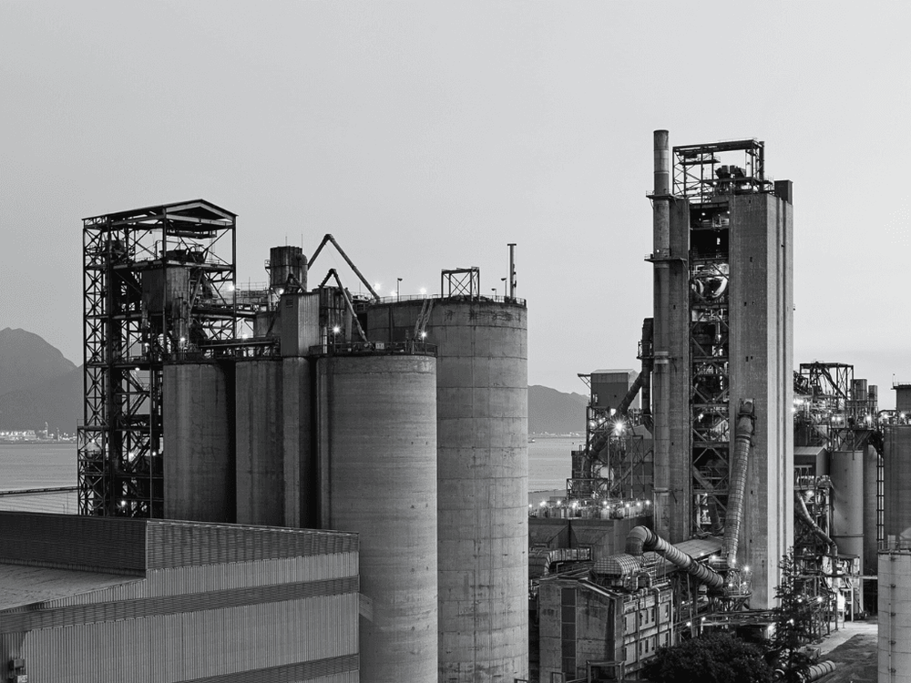 Imagen de una industria abandonada en blanco y negro.