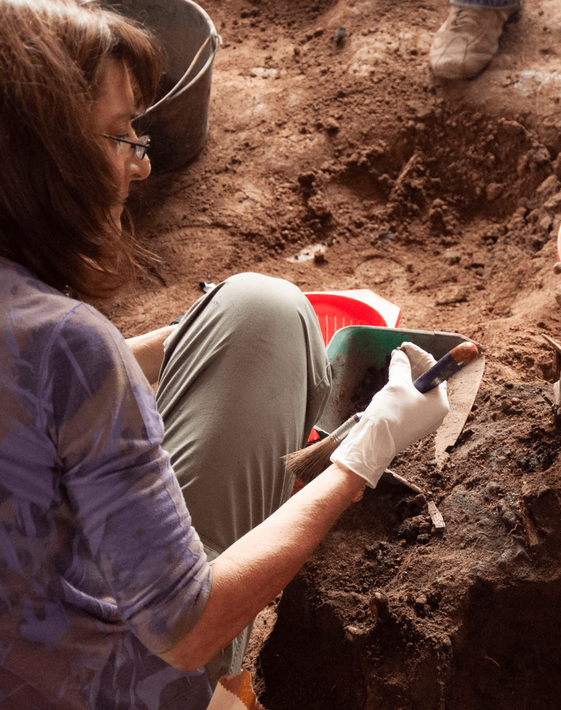 Antropóloga física en labores de excavación