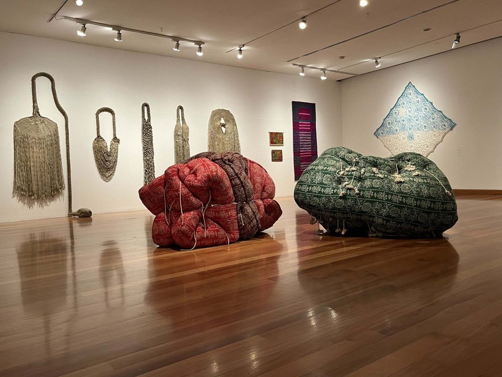 En medio de una galería de arte, varias obra de arte contemporáneo