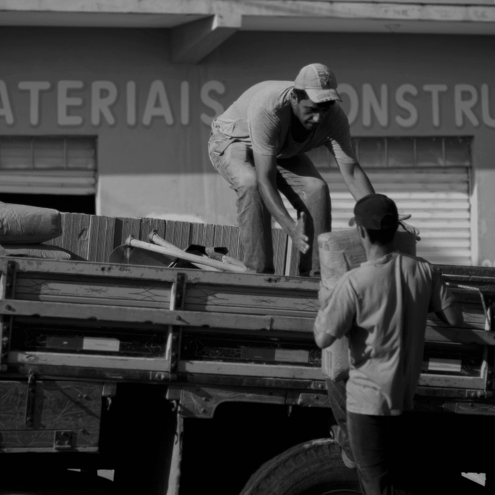 hombres descargando sacos