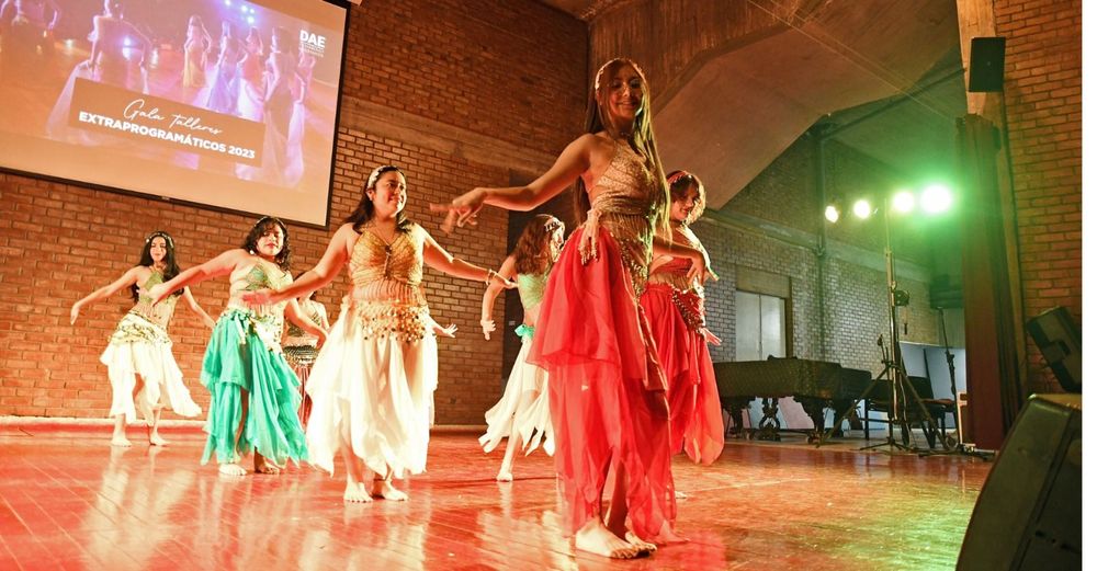 Estudiantes bailando