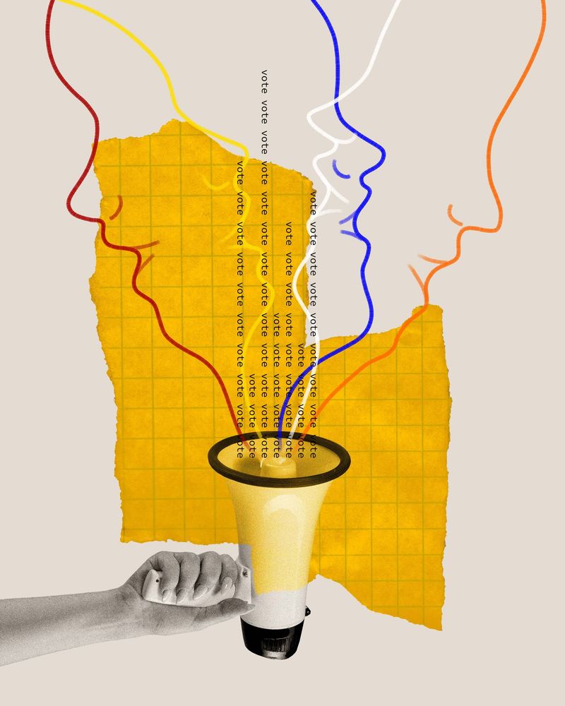 Manos humanas sosteniendo un megáfono con palabras de voto apareciendo. Collage de arte contemporáneo