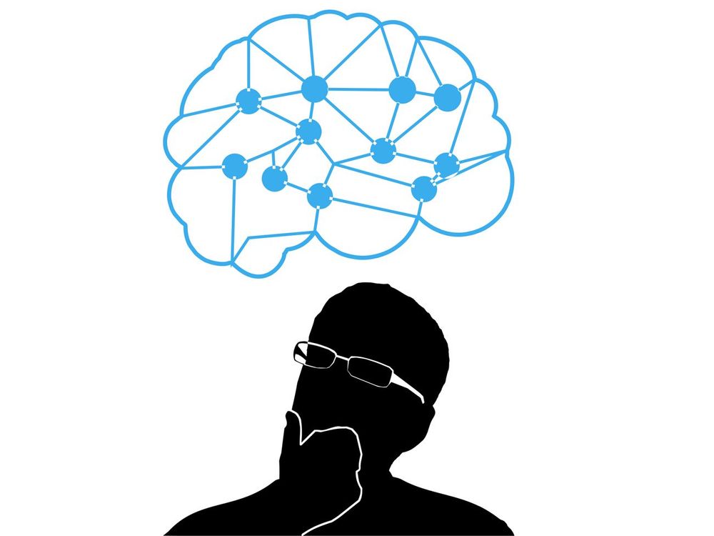 dibujo de la silueta de un hombre con gafas, pensando. Sobre él, un dibujo del cerebro y sus múltiples conexiones.