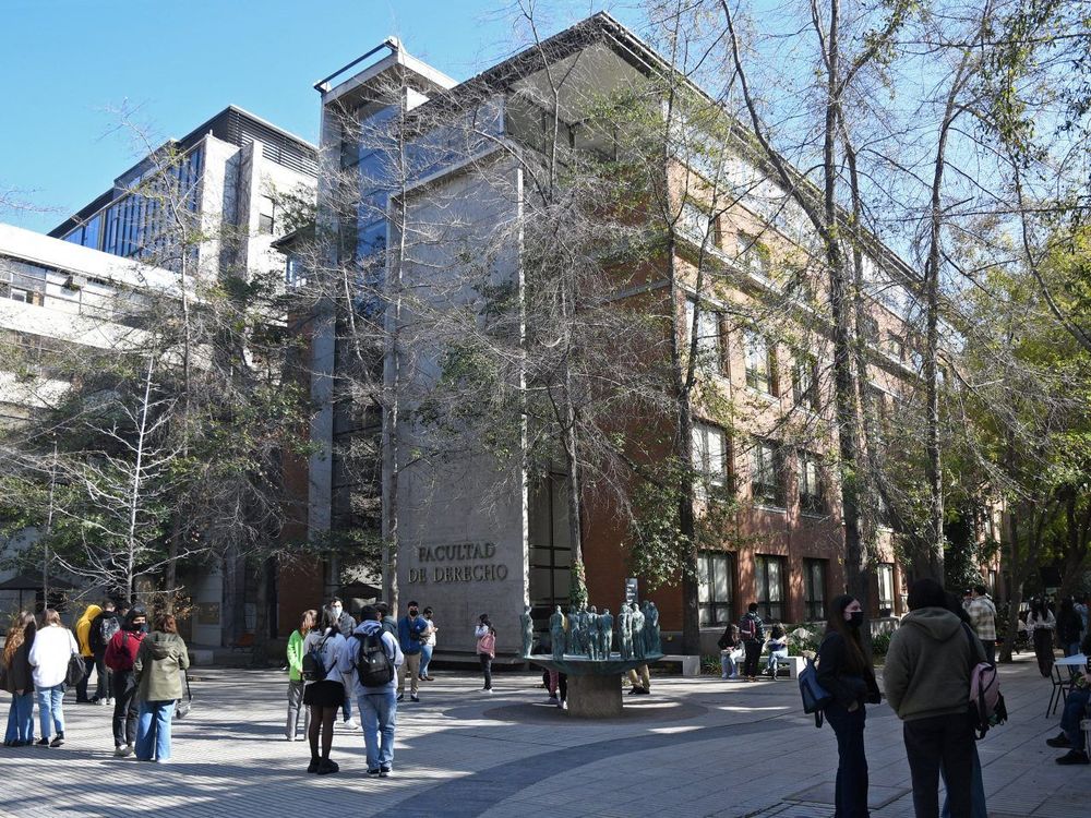 Frontis de la Facultad de Derecho UC