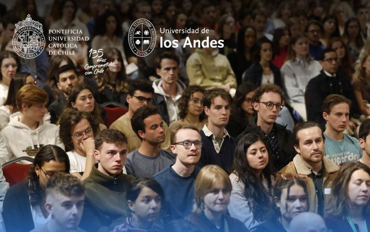 En un plano general, una audiencia de jovenes