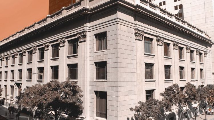 edificio banco central mirado desde una esquina