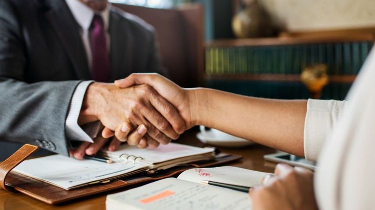 2 personas dandose la mano