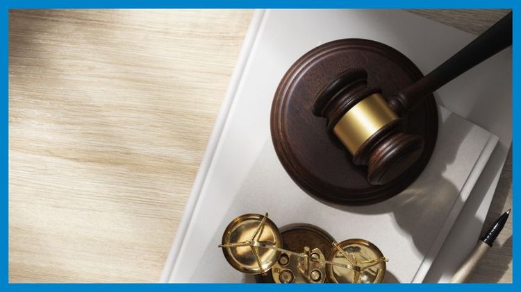 Martillo de juez sobre hojas en una mesa