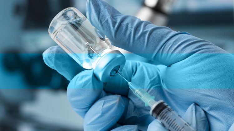 Mano preparando una inyección