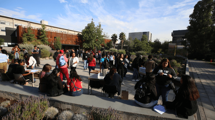 Grupo de personas conversando en el patio del Campus UC San Joaquín