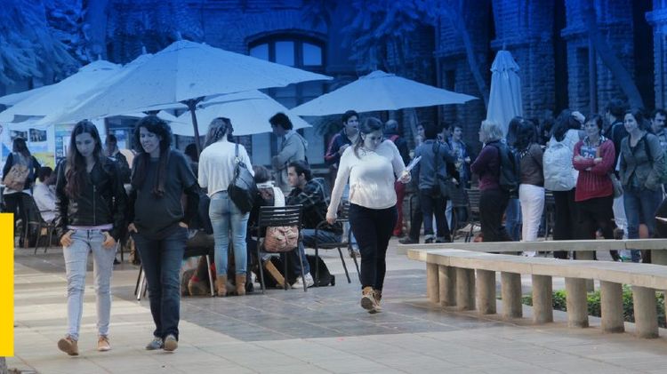Patio de Derecho UC con alumnos