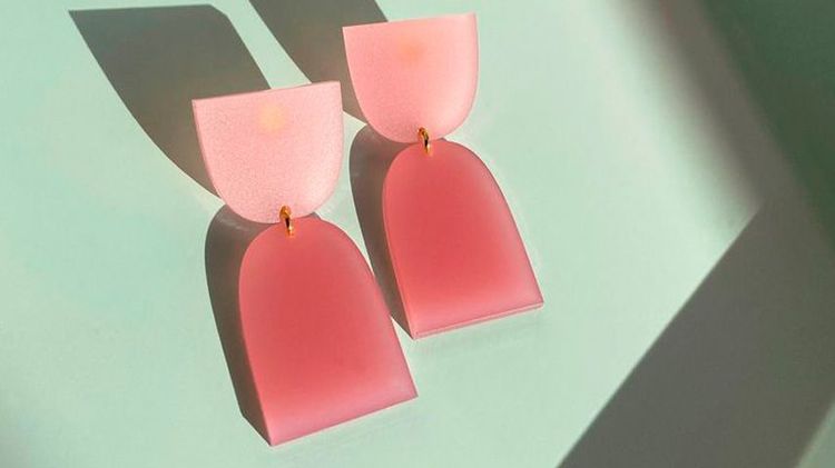 Un par de aros rosados