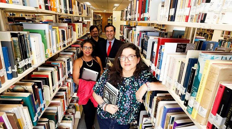 Fotografía del equipo del club de lectura de Bibliotecas UC junto a María José Navia.