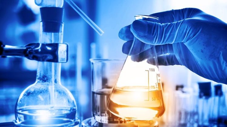 Fotografía de unas manos manipulando elementos de laboratorio.