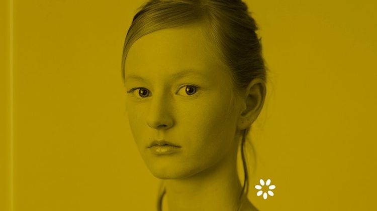 Fotografía de la portada del libro "Hamnet". Muestra la foto de una mujer joven, con el cabello recogido mirando hacia la cámara.