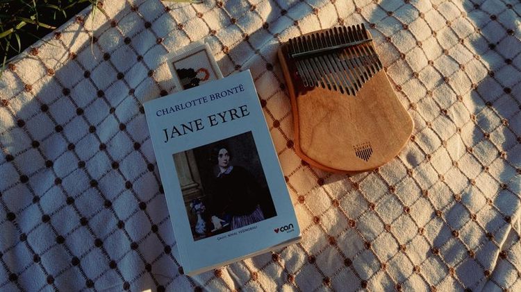 Fotografía del libro de "Jane Eyre" sobre una manta de picnic.