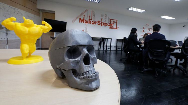 Figuras modeladas en 3D y espacio del Makerspace