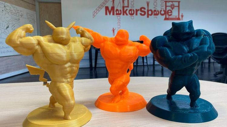 Tres figuras de picachú de color amarillo, naranja y azul, impresas en 3D