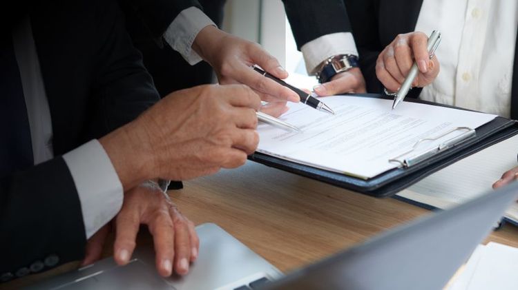 manos de personas con lapiz apuntando un apunte