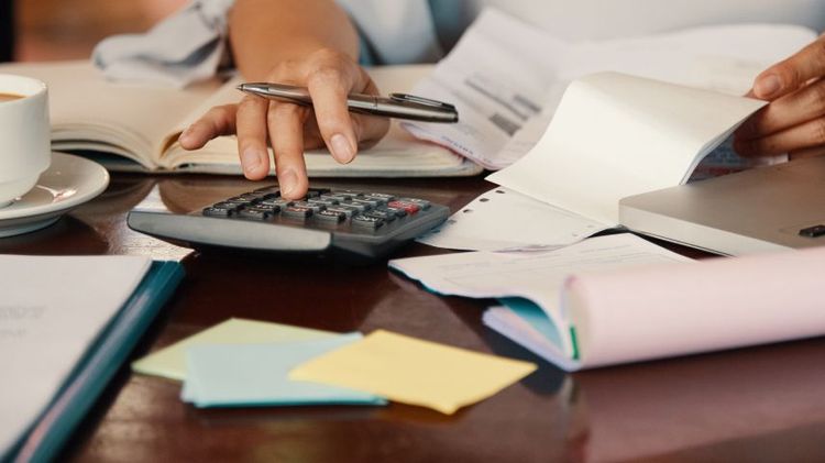 mano con lapiz calculando y sacando cuentas