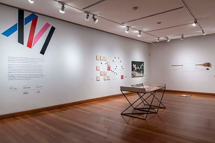 En la imagen, una sala de arte, en una de las paredes, se puede leer "XVI"