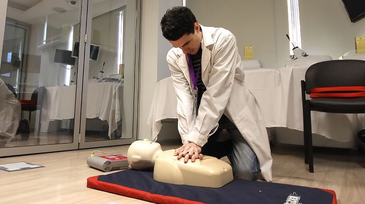 Doctor haciendo Reanimación Cardiopulmonar