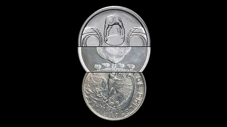 Fondo negro, al centro imagen de monedas en tonos plateados