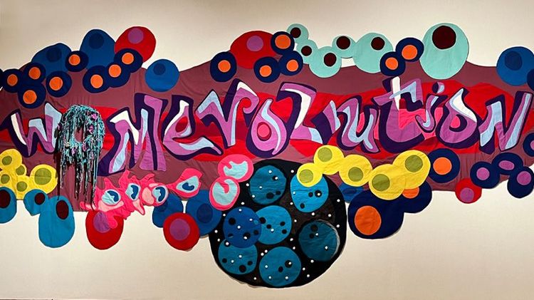 Obra de arte colorida y textil de grandes dimensiones.